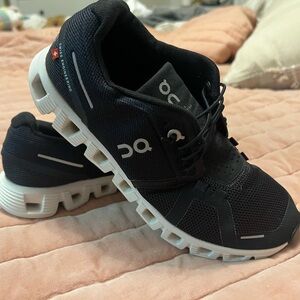 On running cloud sneakers size 7